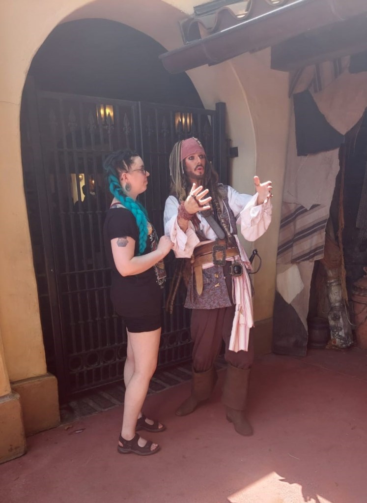 Katja keskustelee Jack Sparrow'n kanssa. Jack Sparrow näyttää selittävän jotain: hänen kätensä ovat ojentuneina eteenpäin.