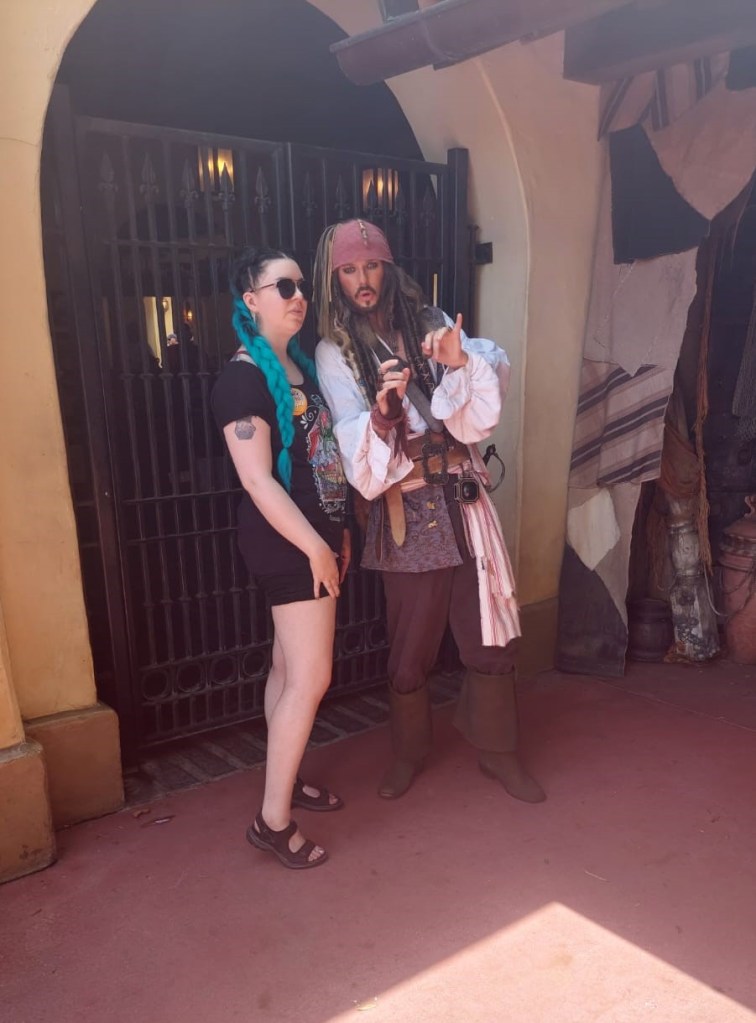 Katja keskustelee Jack Sparrow'n kanssa. Jack on kumartunut hänen puoleensa ja kumpikin katsoo eteenpäin.