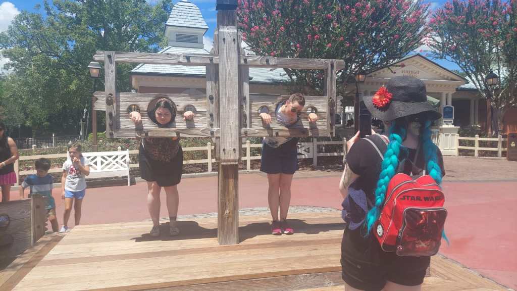 Kuva, jossa Katja on selin kameraan ja kuvaa siskojaan, jotka ovat jalkapuussa.