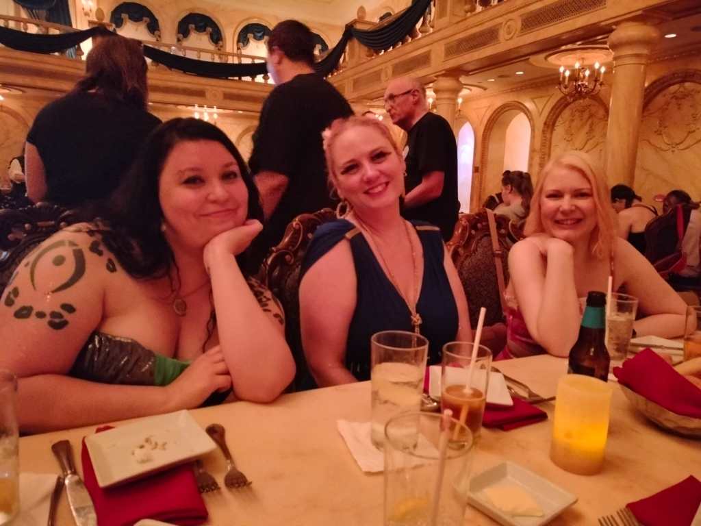 Kuvassa Sari, Tupu ja Taina, jotka hymyilevät nätisti ja tyylikkäästi kameralle istuessaan ruokapöydässä.