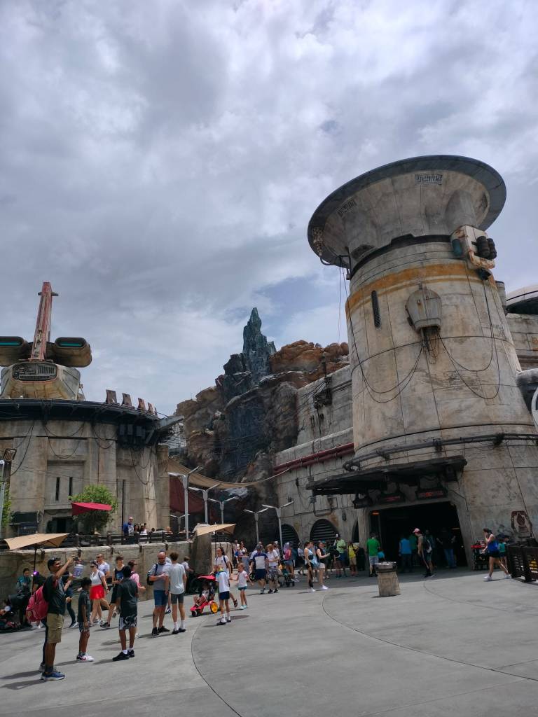 Maisemakuva korkeista rakennuksista ja ihmisistä seisomassa aukiolla. Ihmisiä on jonkin verran, mutta yllättävän vähänlaisesti.