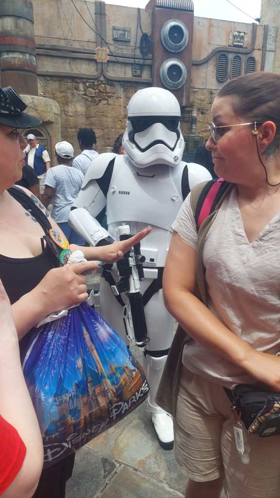 Kuvassa Sari ja Tarja yrittävät selittää jotain iskusotilaalle, joka tuijottaa heitä epäilevästi.