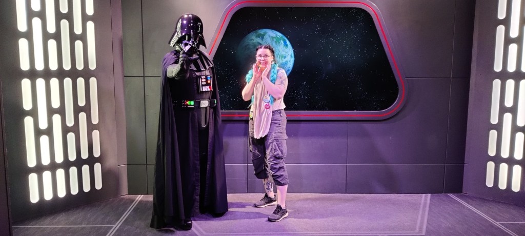 Kuva Katjasta Darth Vaderin kanssa. Kumpikin katsoo kameraan, Vader melkein kuin tekisi oikealla kädellään pientä force choke -otetta. Katja pitelee poskiaan hieman kauhistunut ilme kasvoillaan.