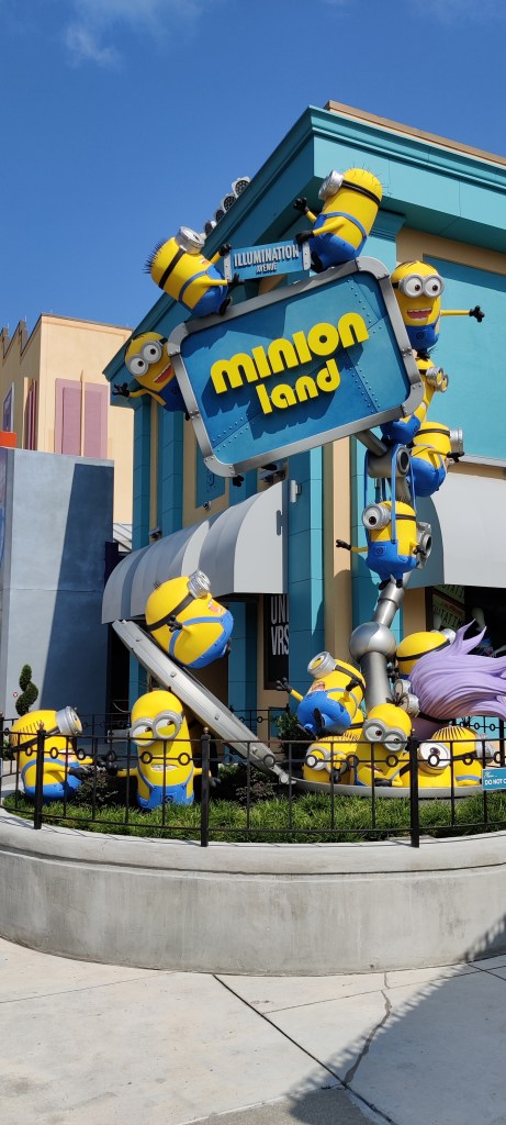 Kuvassa kyltti Minion Land, jota ympäröi kasa kiipeileviä ja kaikin puolin villiintyneitä Minions-hahmoja.