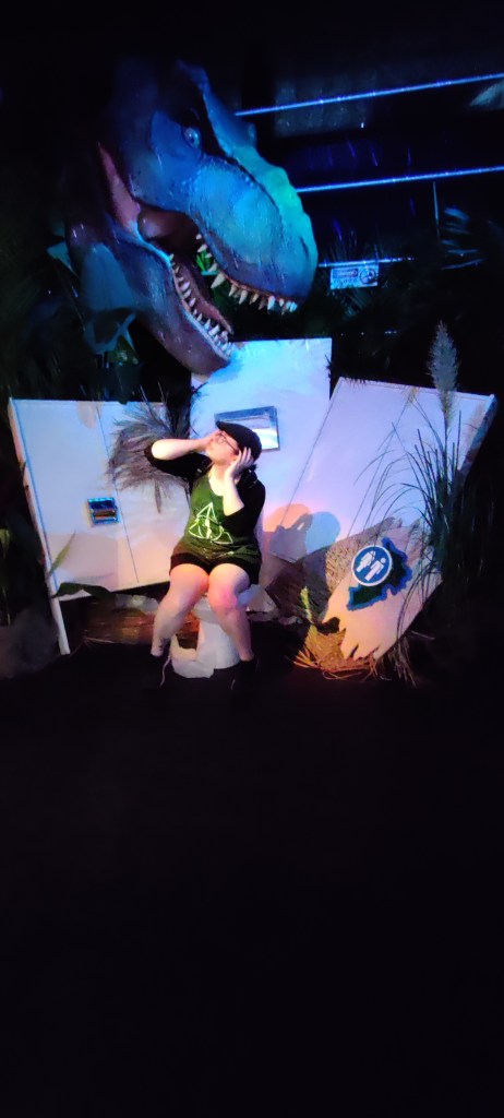 Katja esittää uudelleen ensimmäisestä Jurassic Park -elokuvasta tutun kohtauksen, jossa Tyrannosaurus Rex hajottaa wc-kopin ja syö pöntöllä istuneen lakimiehen.