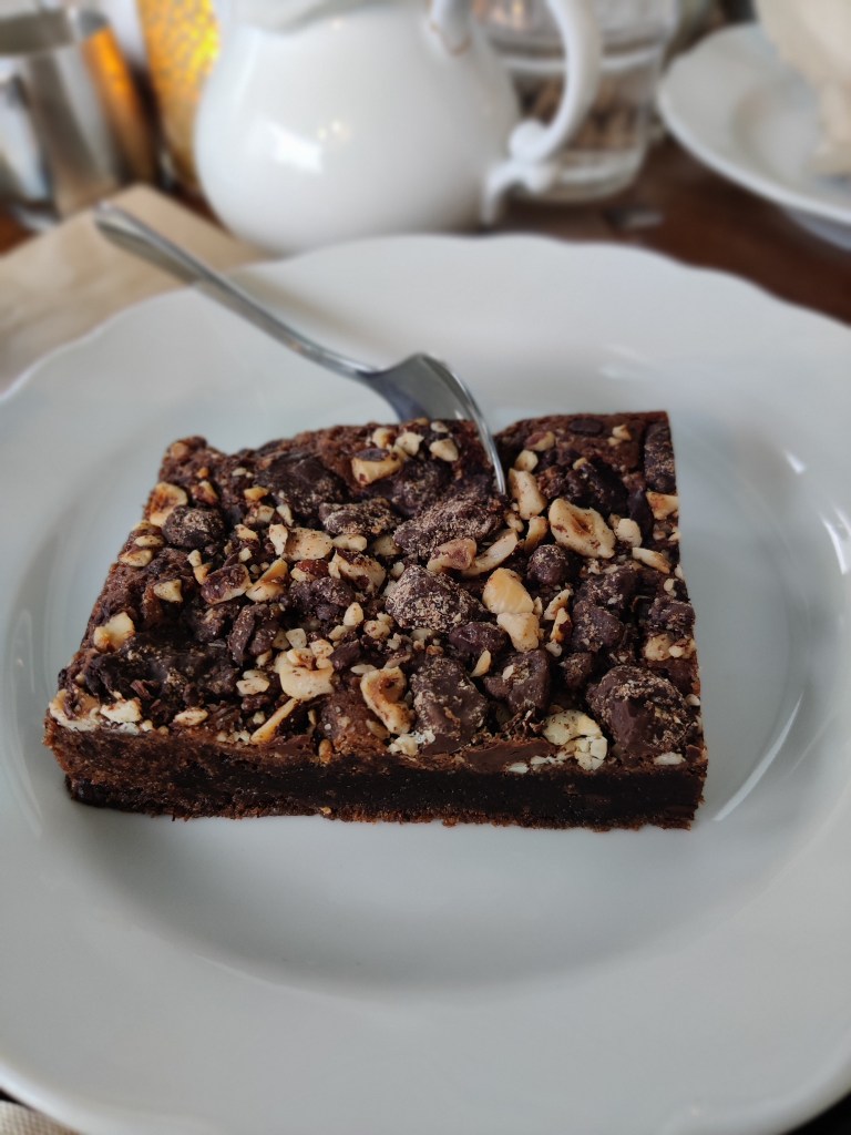 Erityislähikuva pähkinäisestä suklaaruudusta valkoisella lautasella.