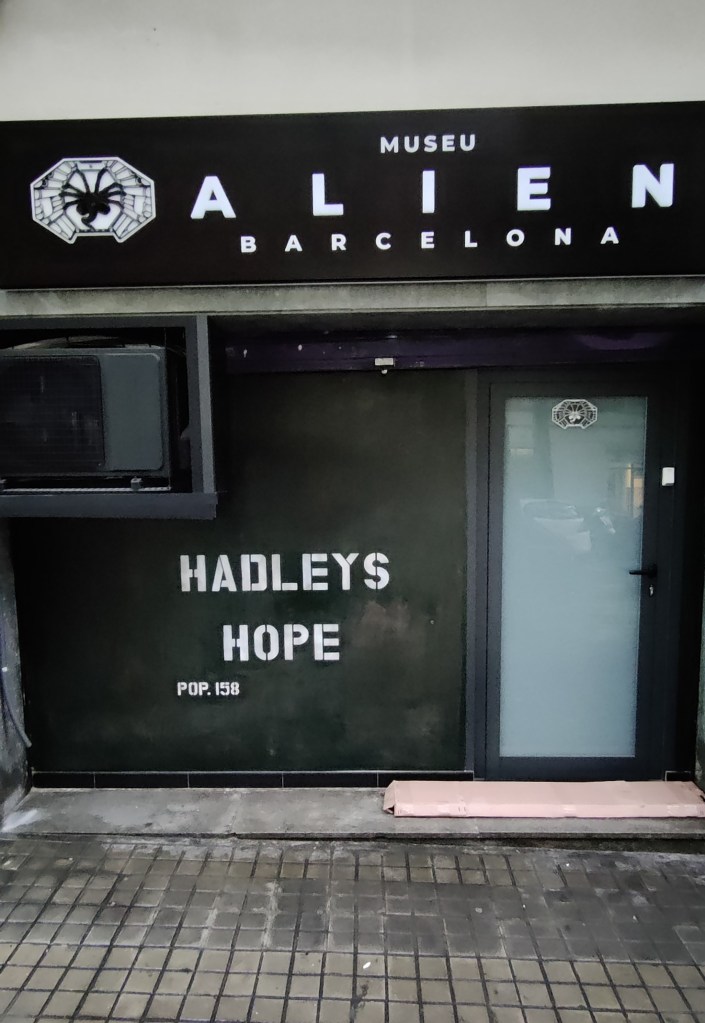 Alien-museon ulkosivu, jossa lukee isolla Museu Alien Barcelona. Näyteikkunan tilalla lukee Hadley's Hope, joka oli Aliens-elokuvan asutuskeskuksen nimi.