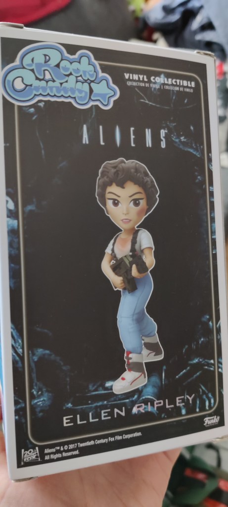 Funko POPin erikoissarjaa Rock Candy edustava muovinen hamo Ellen Ripleystä pitämässä käsissään asetta.