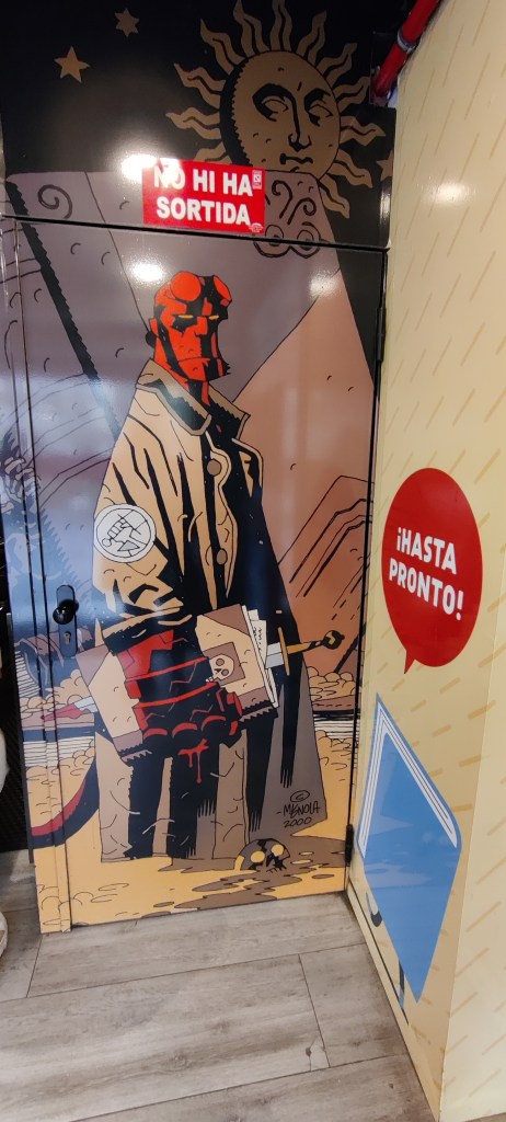 SIsänurkkauksen ovi on koristeltu Mike Mignolan värillisellä Hellboy-maalauksella.