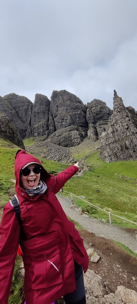 Katja osoittelee innoissaan takana näkyvien vuorten väliin jäävää kivikkoista laaksoa, jossa on kuvattu Prometheus-elokuvaa.