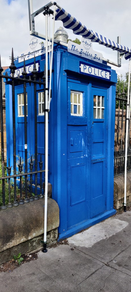 Kuvassa sininen Police Box, joka tunnetaan Doctor Who -tv-sarjan Tardiksena.