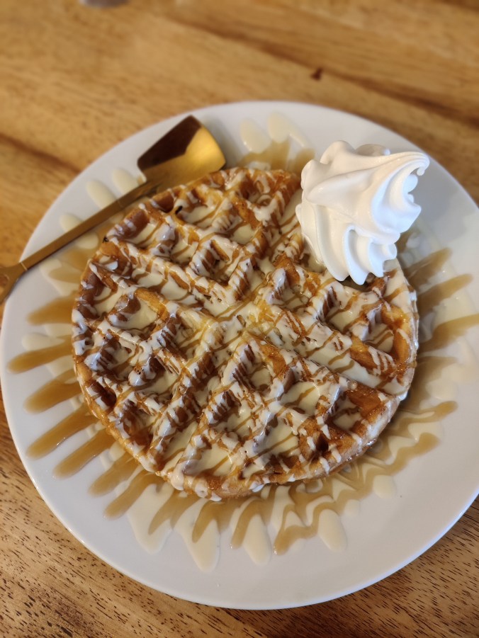 Vohveli kastikkeella ja kermavaahdolla