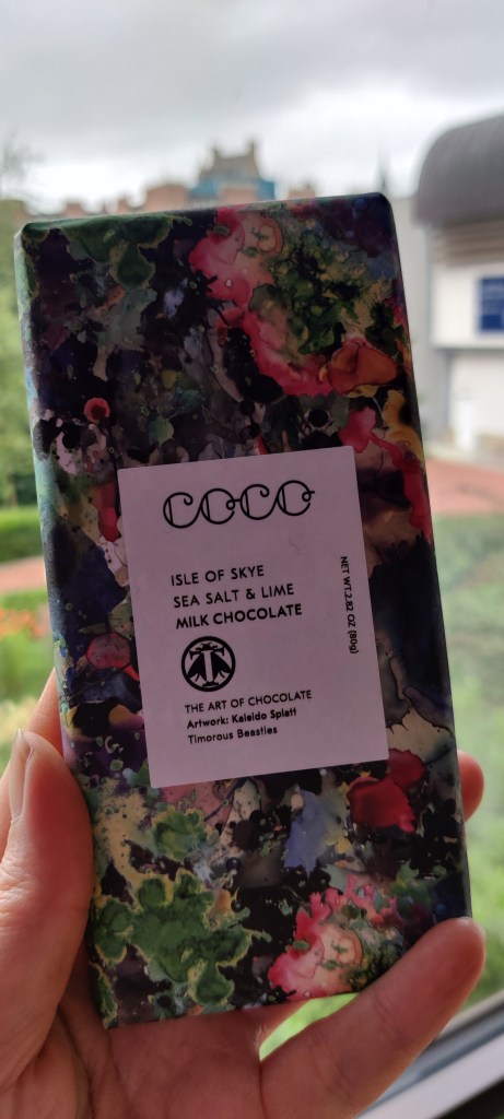 Kirkkaanvärisessä pahvikuoressa oleva suklaalevy, jossa lukee COCO. Merisuolan ja limen makuinen suklaa Isle of Skyeltä.