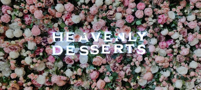 Kukkainen seinämä, jossa lukee Heavenly Desserts