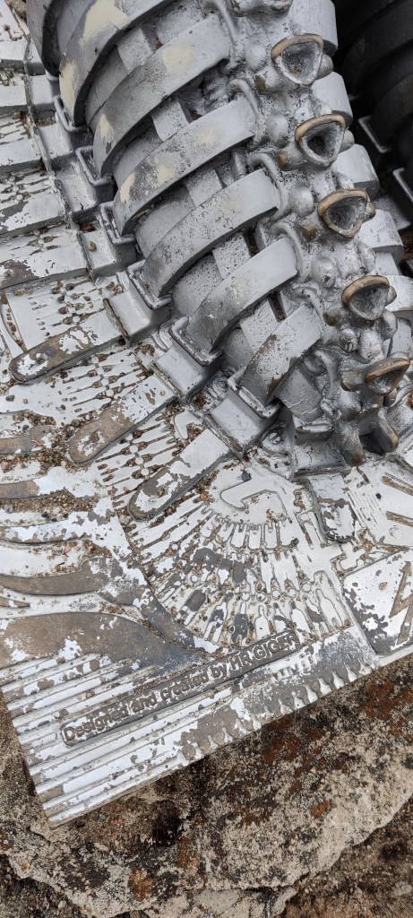 Erikoislähikuva alustasta, jossa lukee teksti "Designed and created by HR. GIGER".