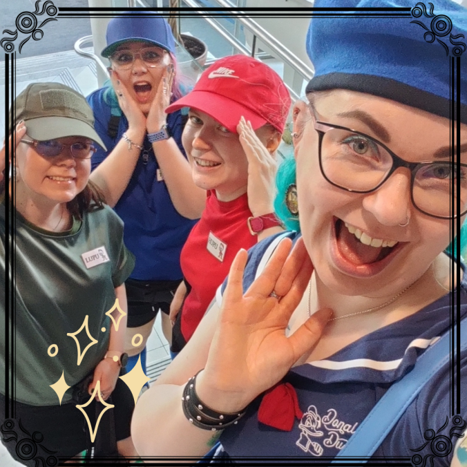 Selfie Katjasta kavereineen. Katja on pukeutunut Aku Ankaksi ja ystävät Tupuksi, Hupuksi ja Lupuksi.