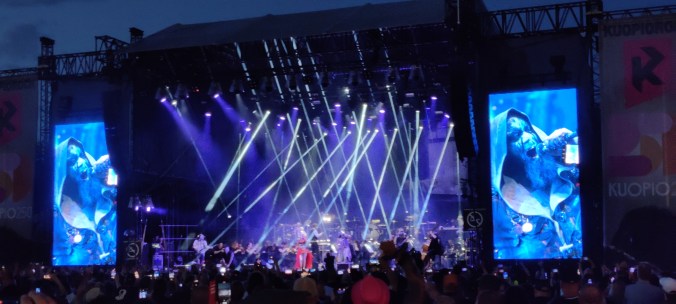 Kuva keikkalavasta valoshow'n kanssa.