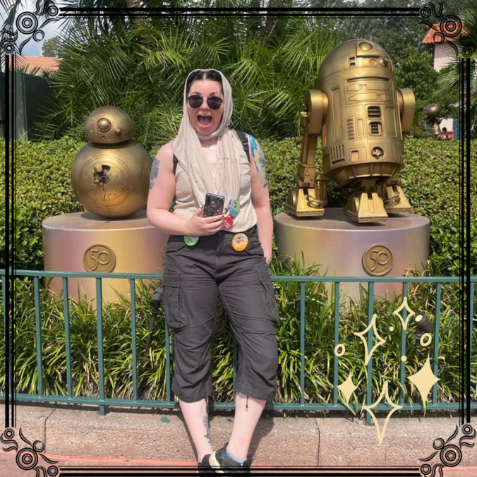 Katja poseeraa aurinkolaseissa R2D2- ja BB-8- droidipatsaiden edessä.