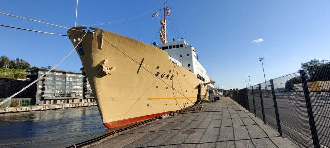 Aurajoessa seisova Bore-laiva paistattelee ilta-auringon valossa.