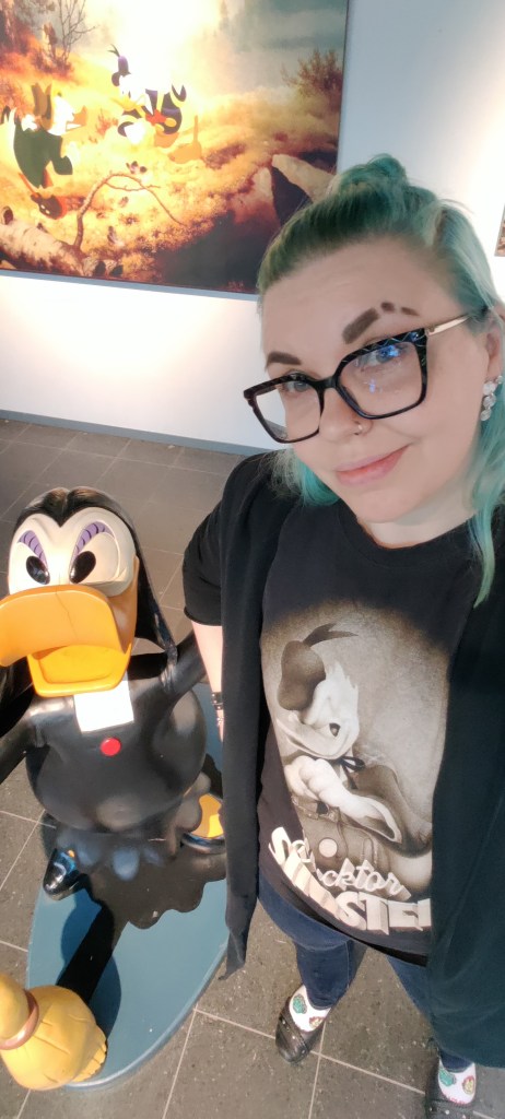 Selfie, jossa Katja poseeraa Aku Ankka -paidassa Milla Magian vieressä.